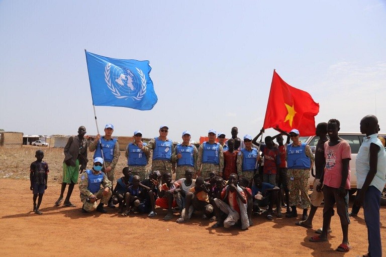 Vietnamese engineering soldiers help people of South Sudan clean up environment